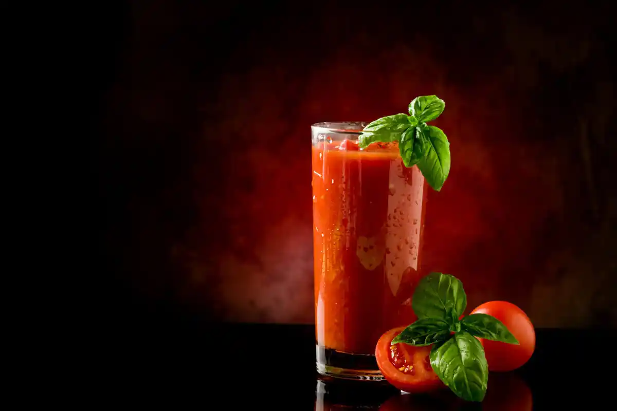 Sådan Laver Du en Forfriskende Bloody Mary med Modne Tomater