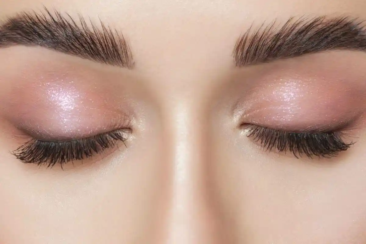 Makeup til større øjne: Sådan ånder du liv i din blik med en enkel teknik