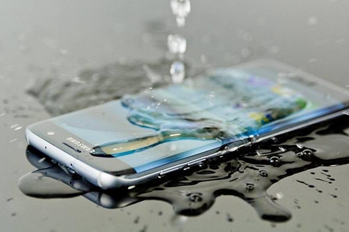 Vær opmærksom: Den fejl, alle begår, når deres telefon bliver våd